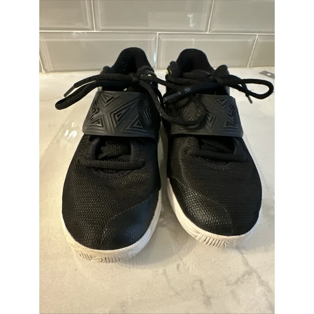 Nike Kyrie Flytrap 3 Basketball Shoes Youth Sz 2.5YBlack White Athletic Trainers